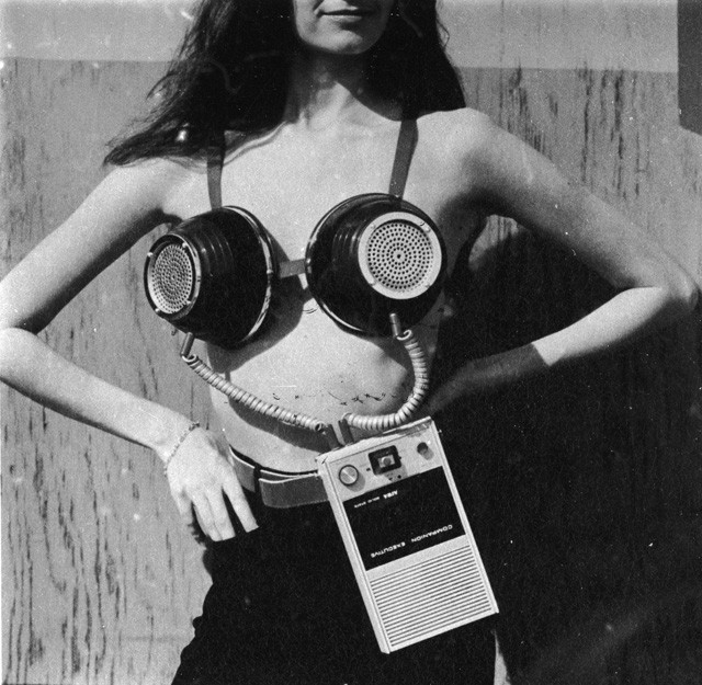 A női mellbimbó helye a világban: A 18. század teljesen áttetsző felsőitől a tiltásig