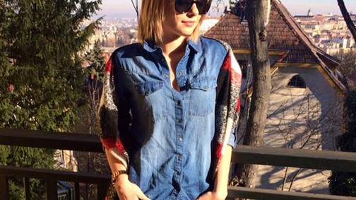 Lola vagány szettben megy énektanárhoz