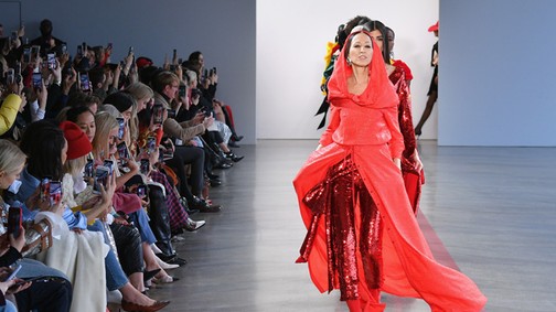 Rákkal küzd a legendás modell, aki a párizsi divathéten királynőként tért vissza