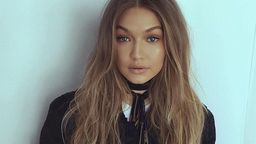 Gigi Hadid aszimmetrikus szivárványos sminkje a legkirályabb dolog!