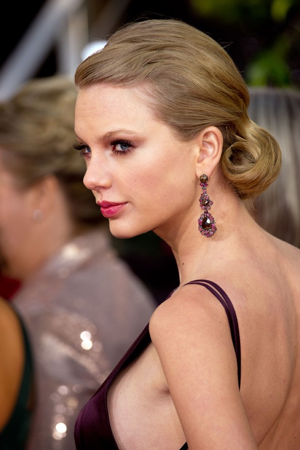 Sok hajlakk elfogyhatott ennek a frizurának az elkészítése folyamán, de az eredmény magáért beszél.