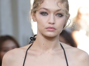 A Hadid testvérek fekete fürdőruhában ragyognak a kifutón!