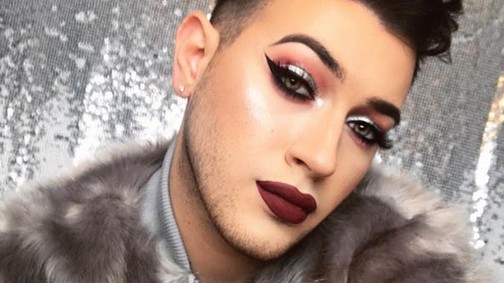 Csak szeretnél úgy sminkelni, mint ő! Ő a Maybelline sminkkampányának első férfi arca