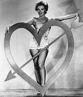 Marilyn Monroe 1940-ben, amint épp egy bugyivillantós miniruhában pózol. Itt már merte megmutatni az érzéki oldalát is. 