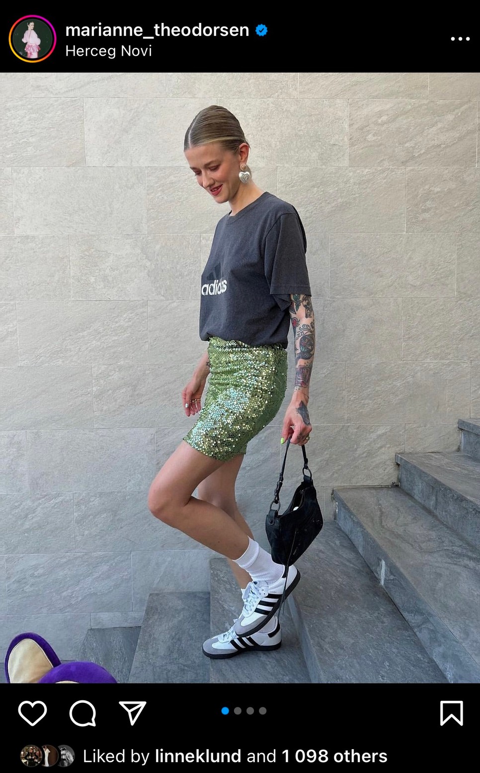 A bő póló örök darabjai a fesztivál stílusnak.