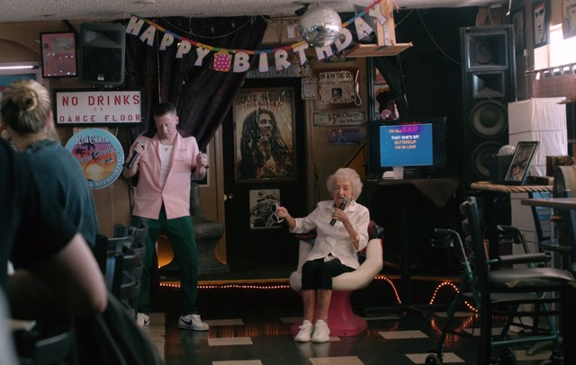 Macklemore 100 éves nagymamájával bulizik új klipjében!