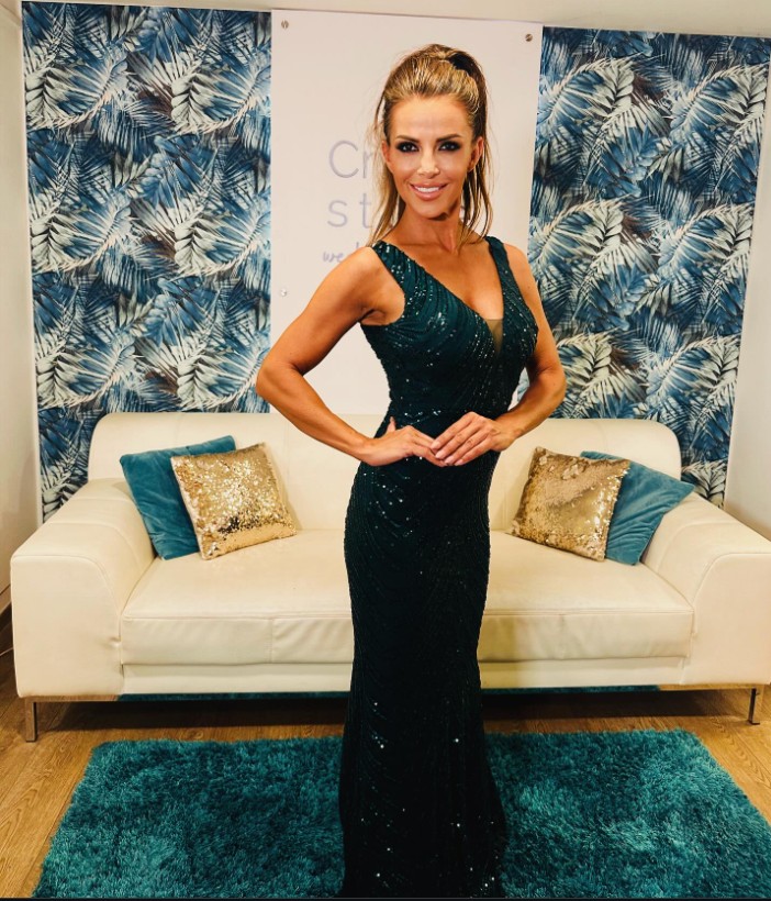 Ez a V-kivágású, csillámló estélyi tökéletesen ötvözi a sejtelmességet és a visszafogottságot. 