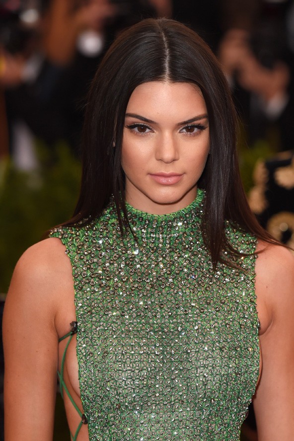 Kendall Jenner érti, hogy mi az a tökéletes tusvonal.