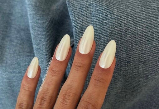 A kókusz körömtrend mindent elsöpör idén nyáron, ami az útjába kerül