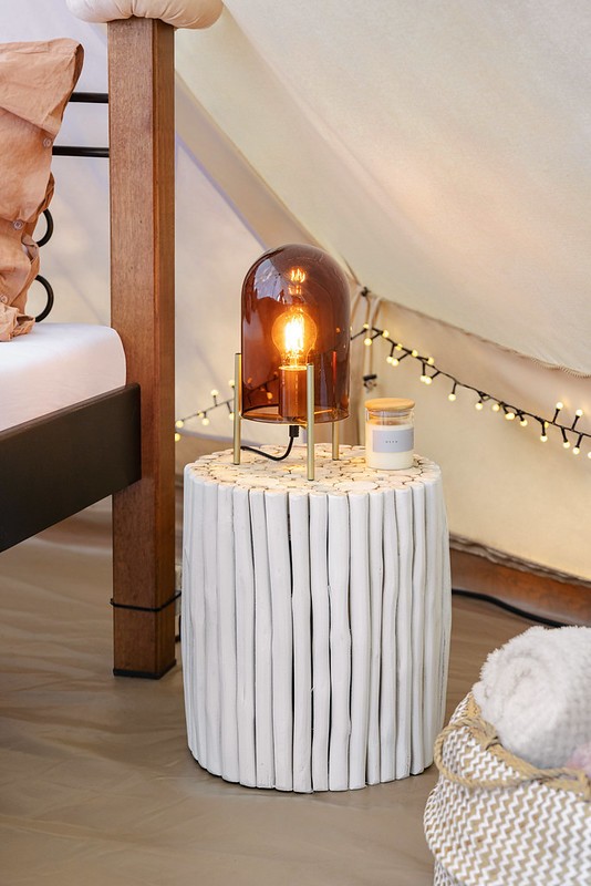 Glamping sátor a Bonami bútoraival, tárgyaival berendezve