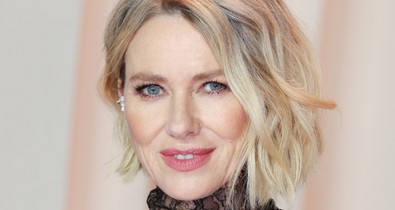 Az 57 éves Naomi Watts gyakorlatilag félmeztelenül vonult végig a vörös szőnyegen