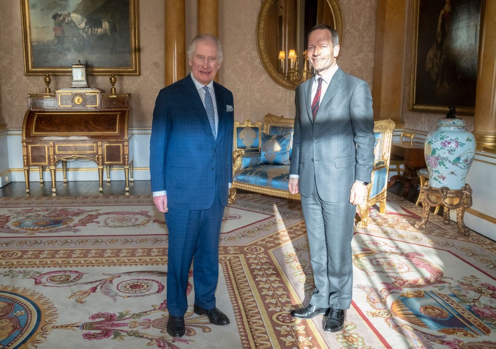 Károly király és Sir Tyrone Richard Urch a Buckingham-palotában