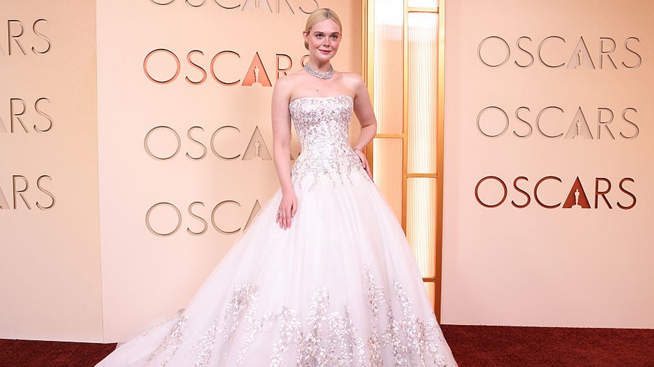 Elle Fanning is a menyasszony-stílus mellett tette le a voksát a 2026-os Oscar gálán