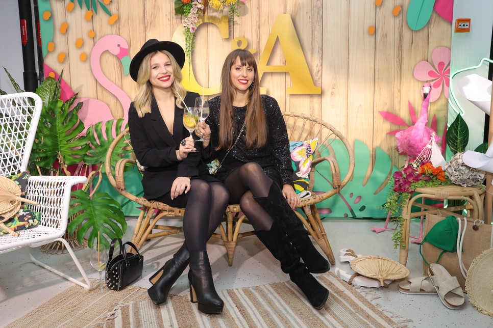 A C&A sarokban úgy érezted magad, mintha egy Karibi partiba csöppentél volna. Az este folyamán rengeteg sztár tévedt be ide Stohl Rebeka és Festy is odavolt a látványért