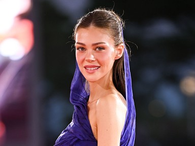 Nicola Peltz Beckham mintha menyasszonyként lépett volna vörös szőnyegre, a Deauville Filmfesztiválon romantikáztak férjével