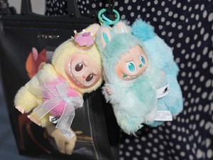 Kiléptünk a komfortzónánkból: a csúnya kiegészítők meghódították 2025-öt