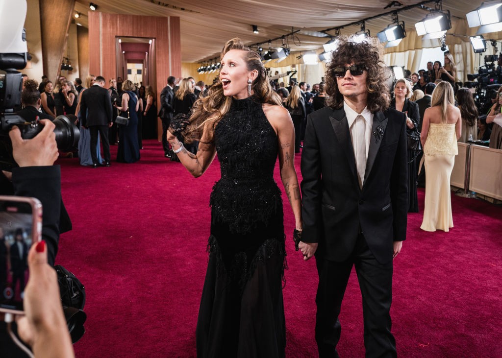 Miley Cyrus és Maxx Morando párosát csak nagy ritkán sikerül együtt elcsípnie a fotósoknak, most azonban kéz a kézben vonultak végig az Oscar-gála vörös szőnyegén. 