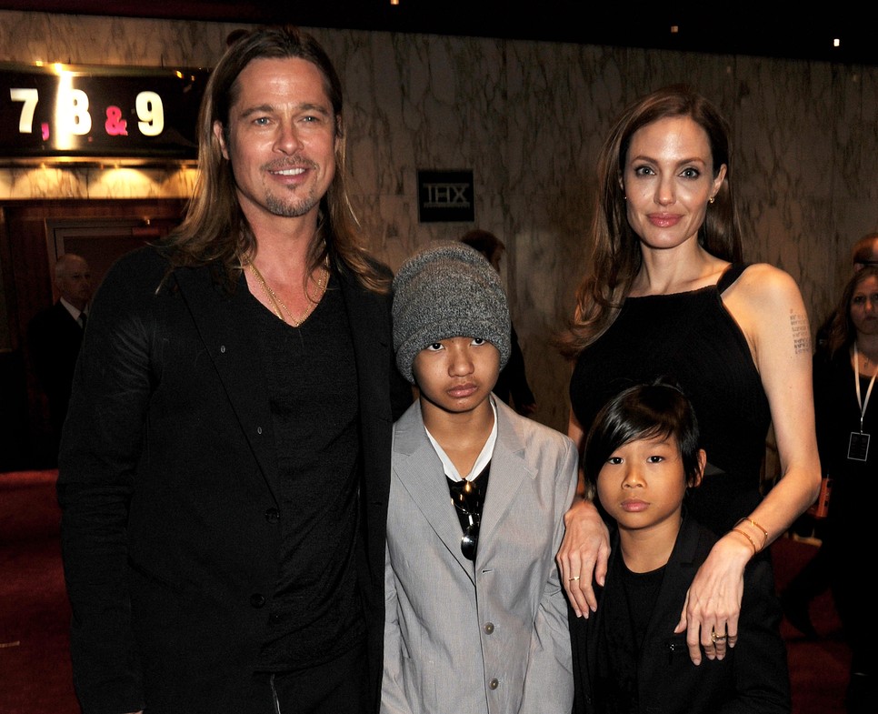 Brad Pitt és Angelina Jolie Madox (sapkában) és Pax társaságában még 2013-ban