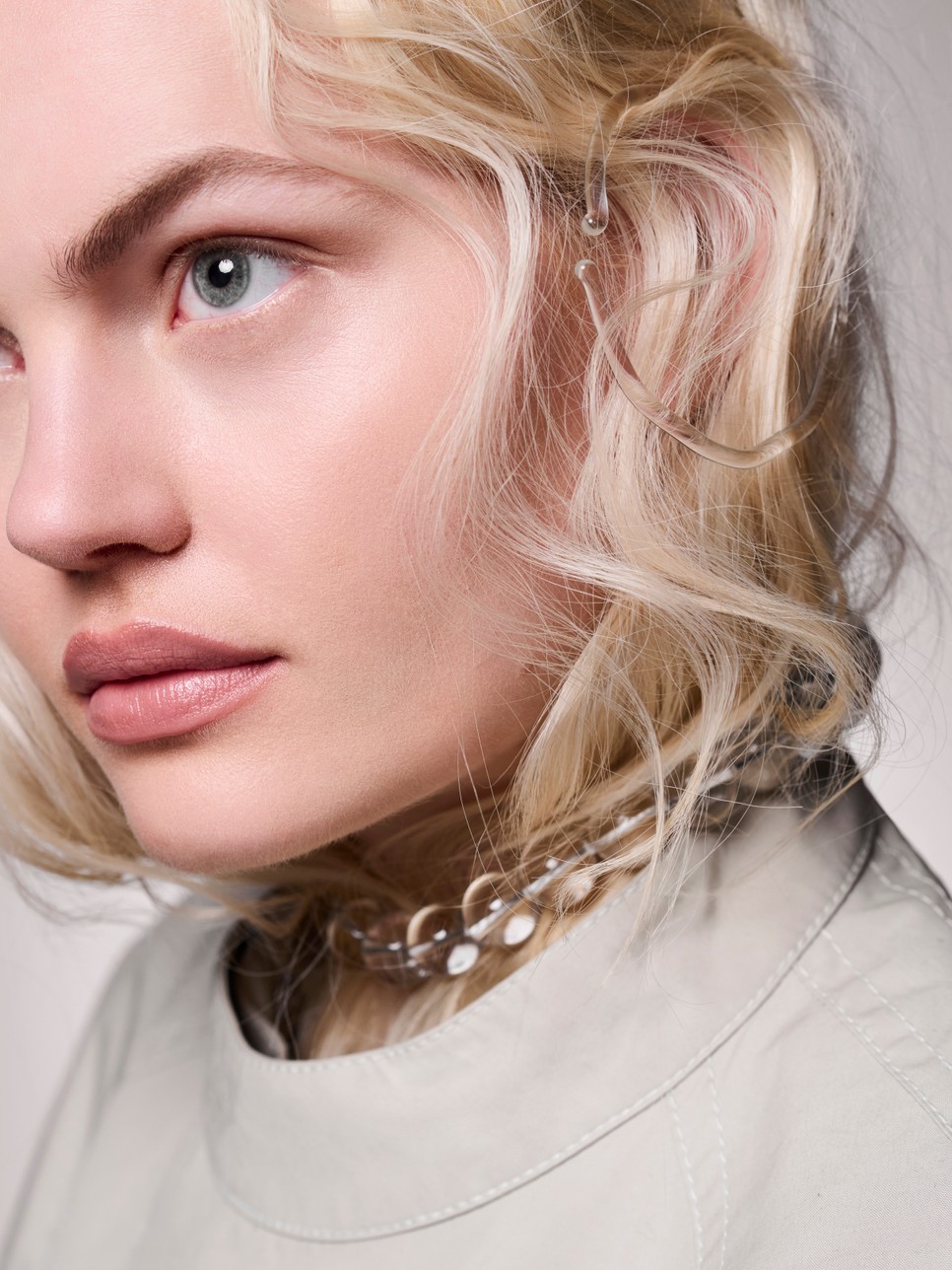 A megfelelő hajápolótermékek használata elengedhetetlen, de ez nem minden. A tápanyagban gazdag étkezés fontosabb, mint gondolnád, és nem csupán közérzeteden, de hajadon is meglátszik a különbség. // Kabát: LOEWE Nyaklánc: Mussels and Muscles Fülbevalóként használt karkötő: Mussels and Muscles 