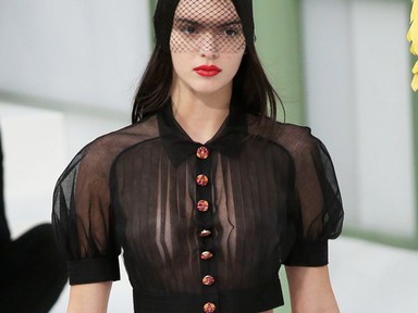 Lagerfeld Kendall Jennerre adta a mellvillantós ruhát