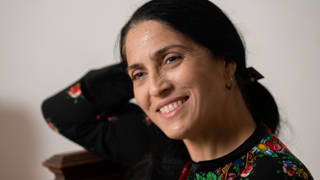 Lakatos Mónika elismert énekesnő, aki a cigányzene és a magyar népzene ötvözésével járul hozzá a világzenei paletta gazdagításához