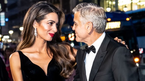 Amal Clooney hófehér ruhában, menyasszonyként ragyogott George Clooney mellet, csak úgy sugárzik belőlük a szerelem