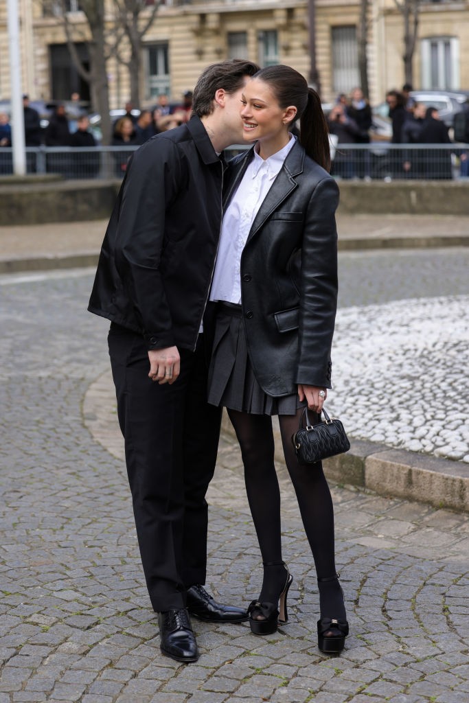 Brooklyn a párizsi divathéten sem tudott ellenállni gyönyörű feleségének. (2023)