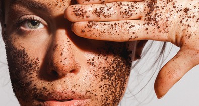 Az elhalt hámsejtek fokozatosan lehámlanak különösebb arcradírozás nélkül is, ami elavult hámlasztási módszer - beszélgetés dr. Kardos Nikolett bőrápolási tanácsadóval