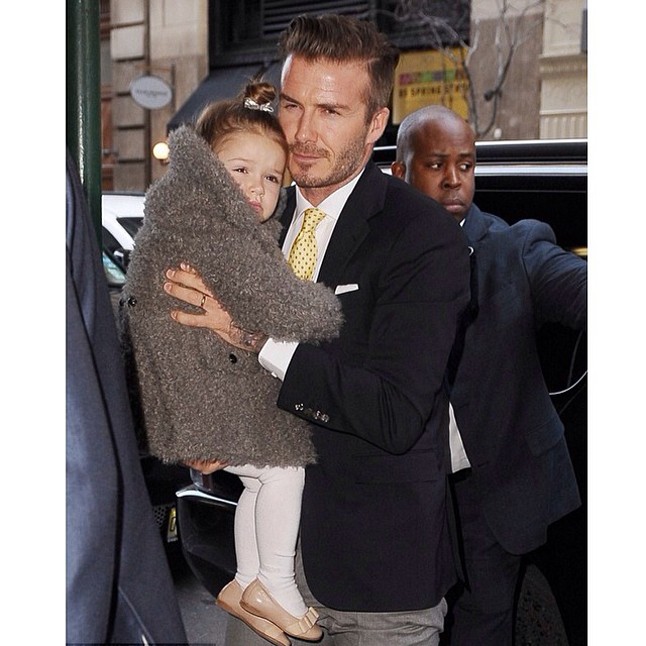 Victoria Beckham bemutatójára megérkezett a kis Harper édesapja karjaiban.