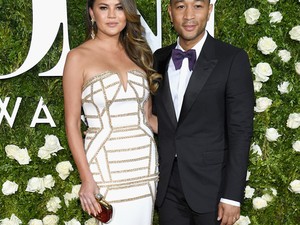 Chrissy Teigen elárulta, mi a baja a kutyapózzal