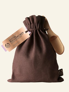 Ha pedig a visszafogott fürdőzés híve vagy, a The Body Shop érzéki tej- és mézfürdőjét neked találták ki!Spa of the World&#8482; Egyiptomi tej- és mézfürdő THE BODY SHOP 6990 Ft