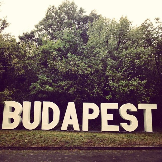 A kötelező szelfi a Budapest felirat előtt.