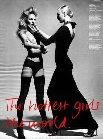 Candice Swanepoel szokás szerint félmeztelen, Caroline Trentini felöltözve.