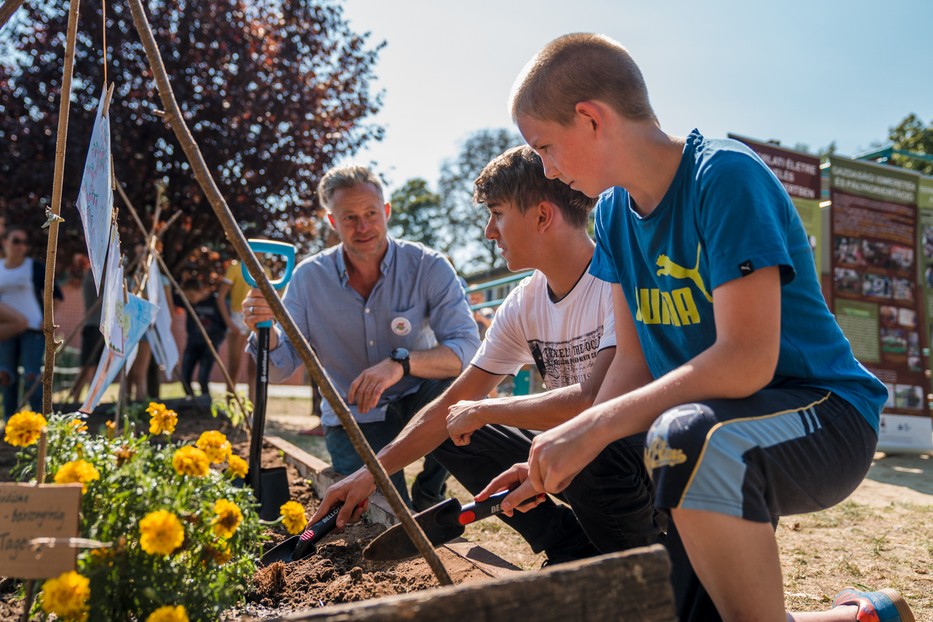 Egy fenntartható és környezettudatos jövőért: Iskolakertet gondoznak a diákok!