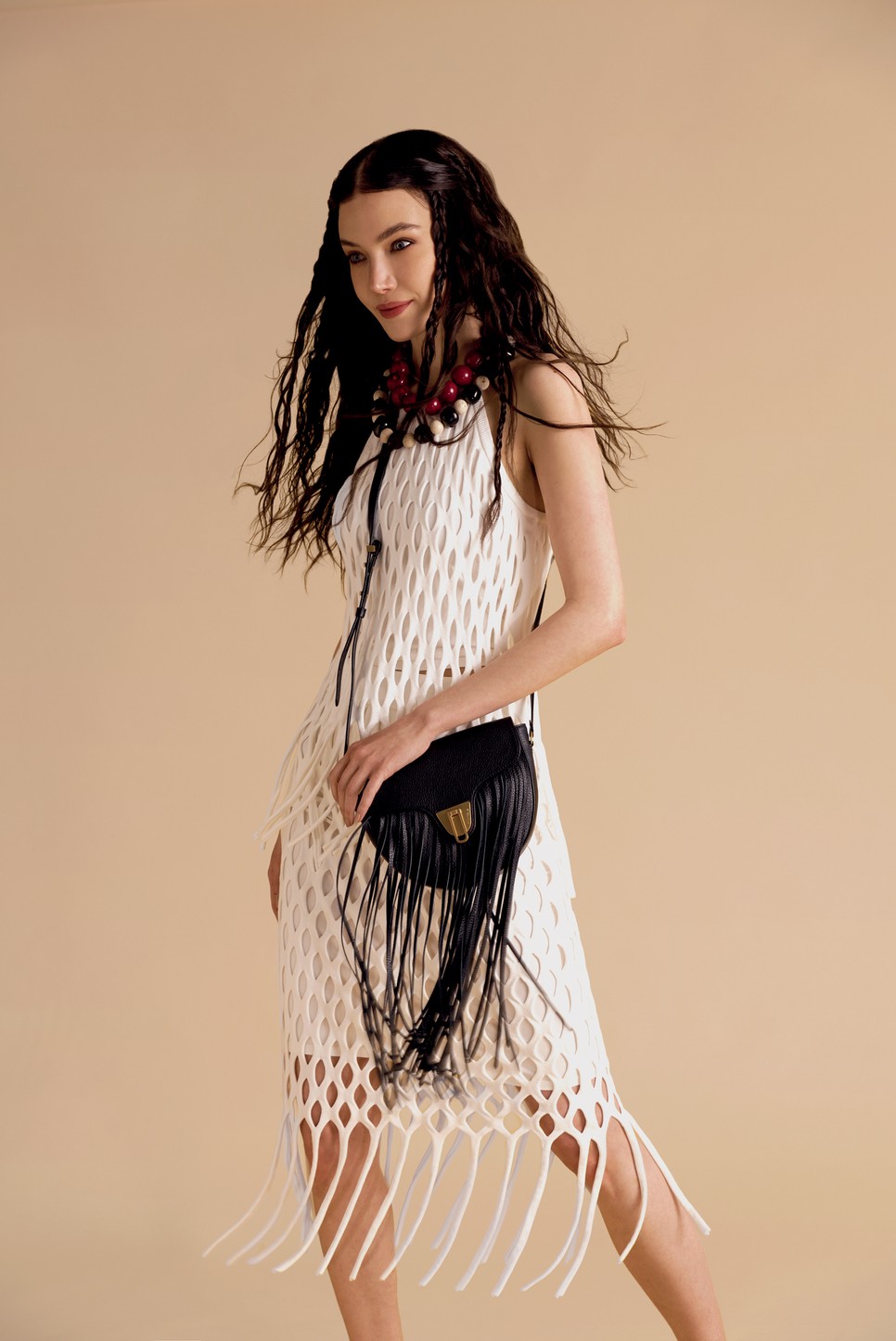 Rojtos top és szoknya PINKO pinko.com | Gyöngysor NILE ATELIER nileatelier.com | Bőrtáska COCCINELLE coccinelle.com