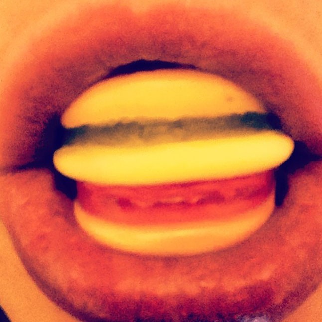 Cara Delevingne nem tud ellenállni a finom macaronoknak