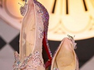 Íme a Louboutin Hamupipőke-cipellője