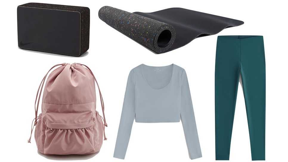 Jógatégla NIKE - nike.com, jógaszőnyeg NIKE - nike.com, táska RESERVED 9995 Ft, felső OYSHO 9995 Ft, legging OYSHO 11995 Ft