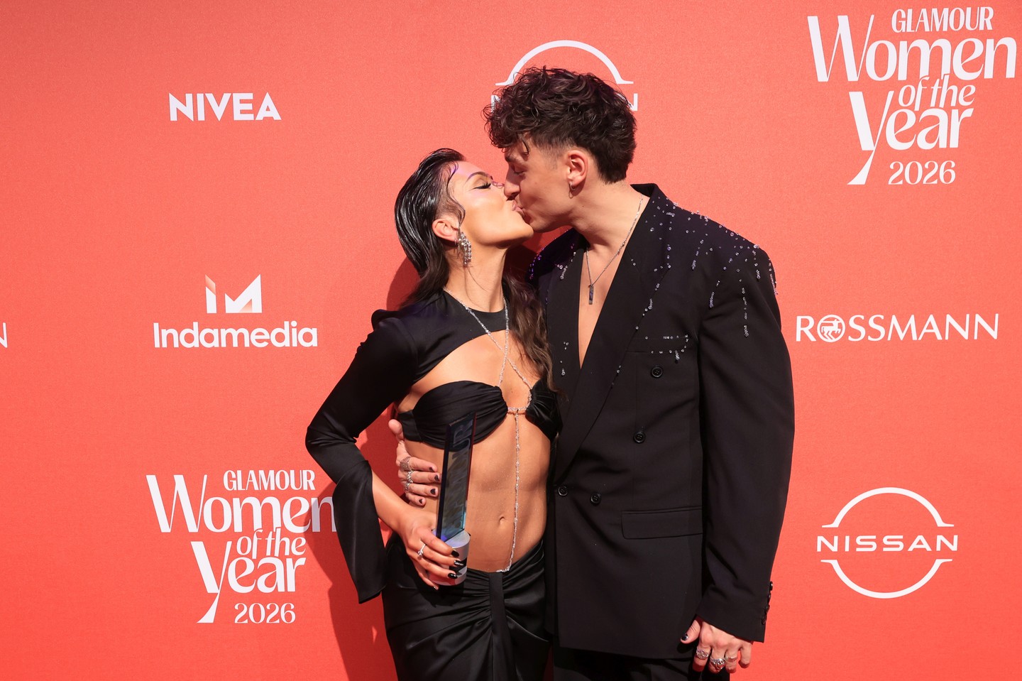 Miután Luca megnyerte Az év énekesnője díját, egy csók is elcsattant köztük.