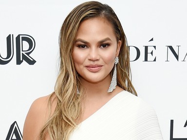 Bizarr és megható egyszerre: Chrissy Teigen édesapja a vállára tetováltatta lánya arcképét