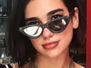 Dua Lipa legmenőbb nyári darabja egy Nanushka felső