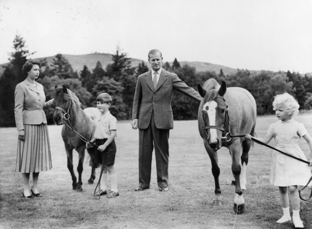 Fülöp lett a család mozgatórugója. Programokat szervezett a gyerekeknek és igyekezett, hogy mindent megkapjanak, amit az átlagos gyerek. 