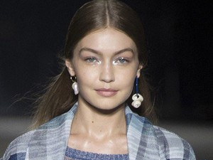 Úgy néz ki Gigi Hadid véletlenül a nagymamája pulcsiját vette fel