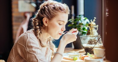 A tudósok azonnal betiltanák ezt a 2 közkedvelt ételt, mert rákot okoznak, mégis napi szinten eszünk belőlük