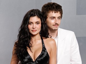 Timothée Chalamet intim titkot súgott Kylie Jenner fülébe az Oscaron, szájról olvasó szakértő buktatta le őket