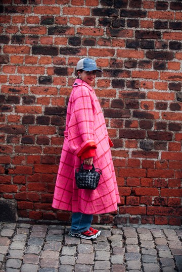 Egy izgalmas színű és mintájú oversized kabát nagyon jó befektetés egy skandináv gardróbhoz