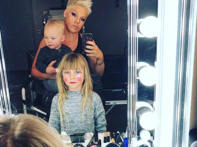 Pink 6 éves kislánya fél perc alatt vált népszerű vloggerré!