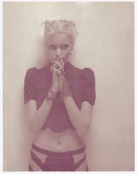 Abbey Lee az Our Mountain hivatalos fotóján.