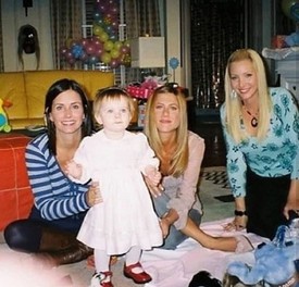 A Jóbarátok női főszereplői és a kis Emma