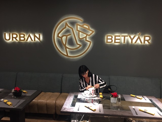 Vajda Alexandra ma a fekete-fehér sikkes összeállításra esküszik!